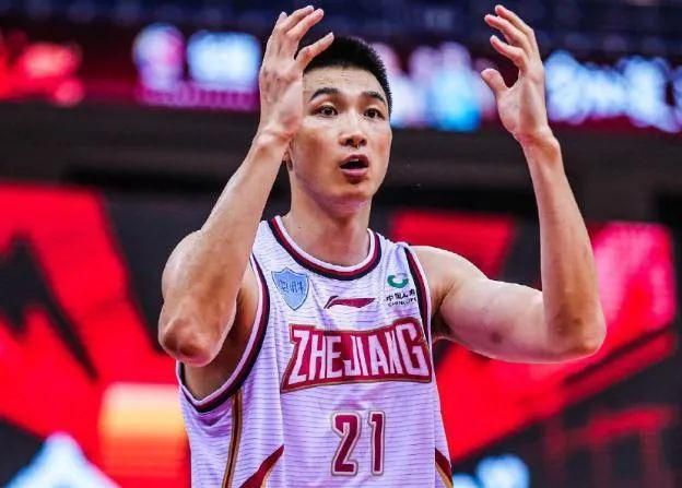 丰满的秘书年轻胸大的秘书